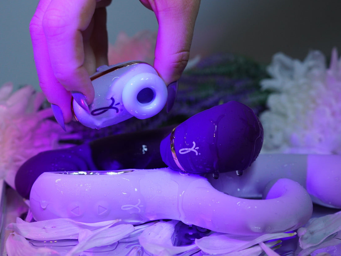 Composição dos toys da coleção Jardim Noturno com uma mão explorando o Alba